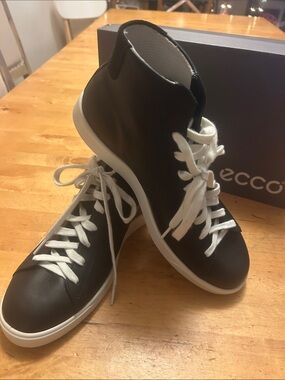 NEW ecco high top sneakers